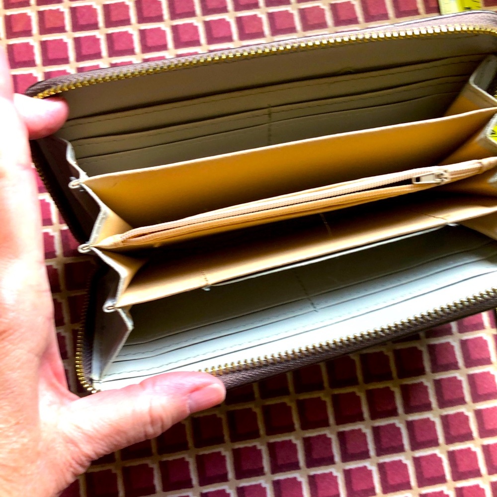Wallet with zipper. Credit card slots, drivers license slot and interior zipper